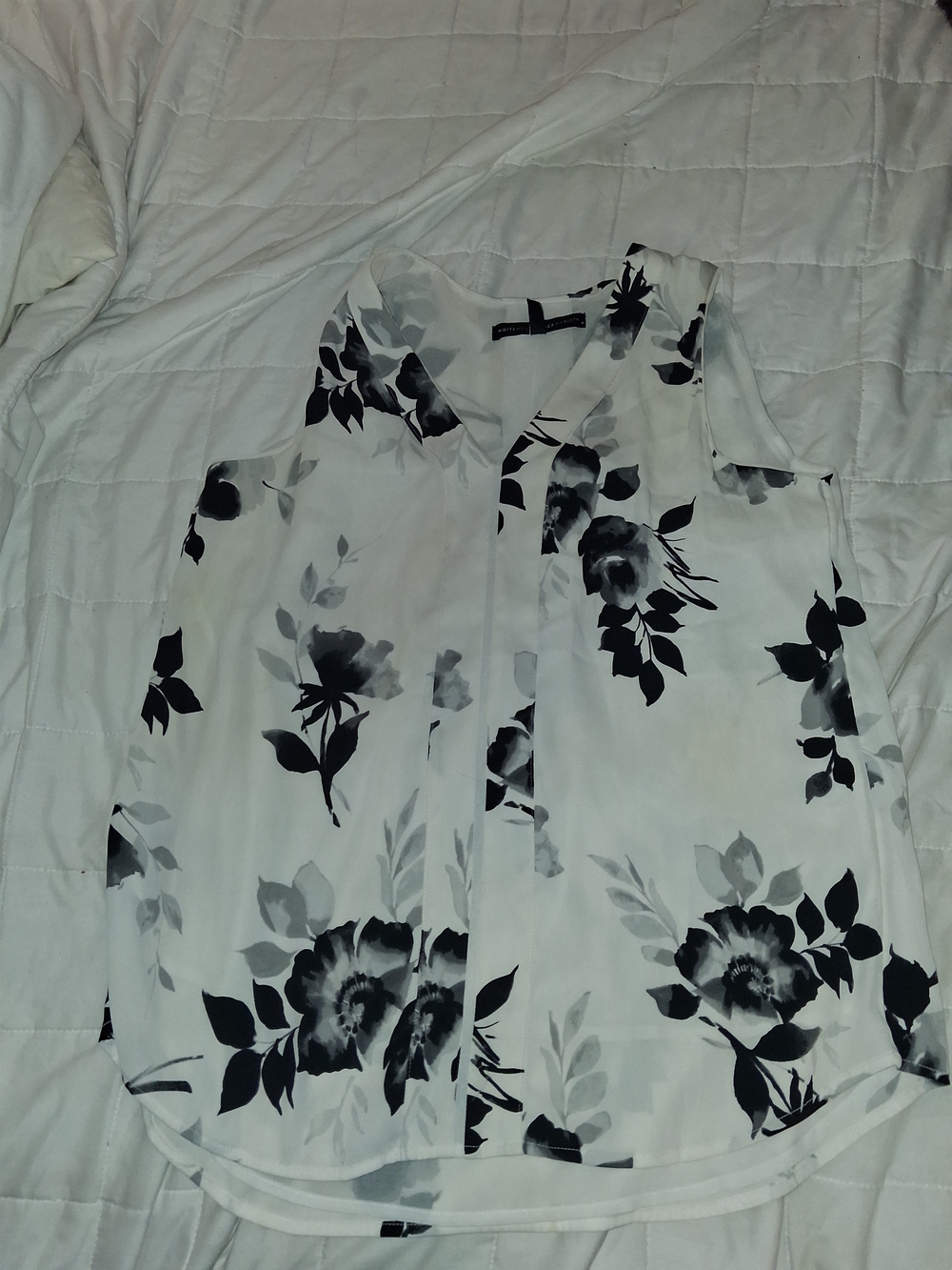 White House Black Market Sleeveless Floral V-Neck Blouse in Ivory and Black - Picture 2 of 3